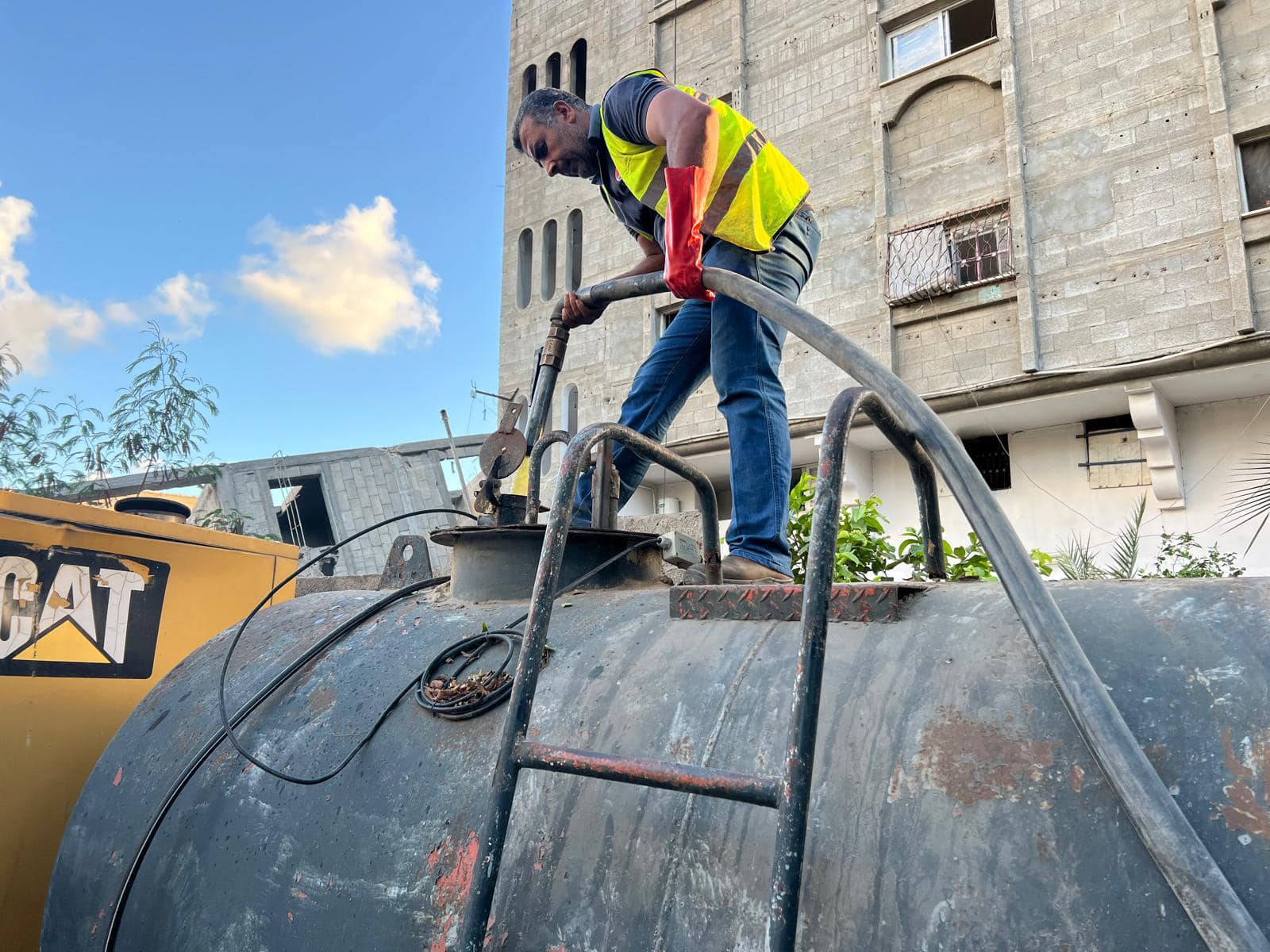 Water Authority Introduces 37,000 Liters of Fuel to Sustain Water Facilities in Gaza City and the Northern Governorates